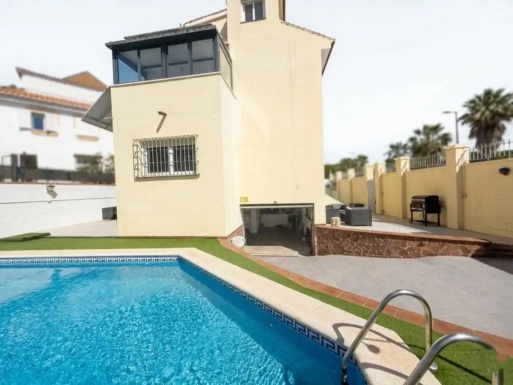 Außenansicht von Haus oder Chalet zum Verkauf in Torremolinos mit Klimaanlage, Heizung und Privatgarten