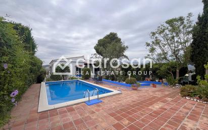 Vista exterior de Casa o xalet en venda en Coín amb Aire condicionat, Terrassa i Piscina