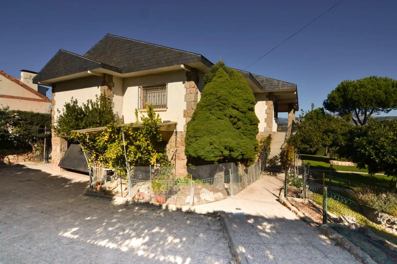 Exterior view of Houses for sale in El Escorial  with Heating, Private garden and Terrace