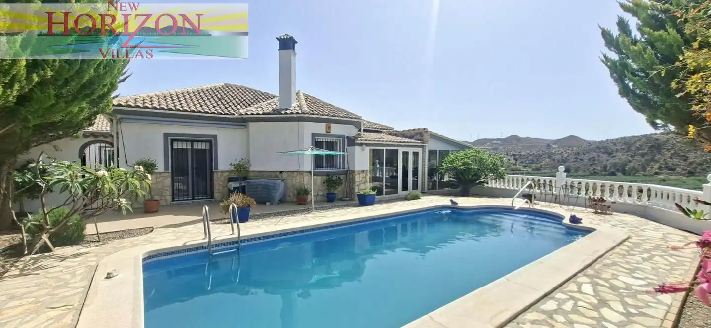 Vista exterior de Casa o xalet en venda en Arboleas amb Jardí privat, Terrassa i Piscina