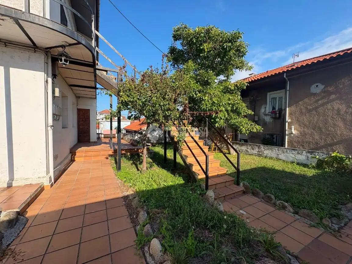 Casa con jardín en venta en C. León Felipe, imagen 3
