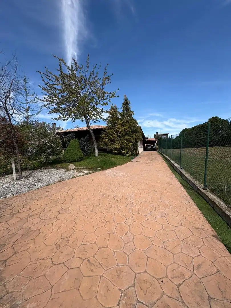 Vista exterior de Casa o xalet en venda en Laguna de Duero amb Calefacció, Jardí privat i Traster