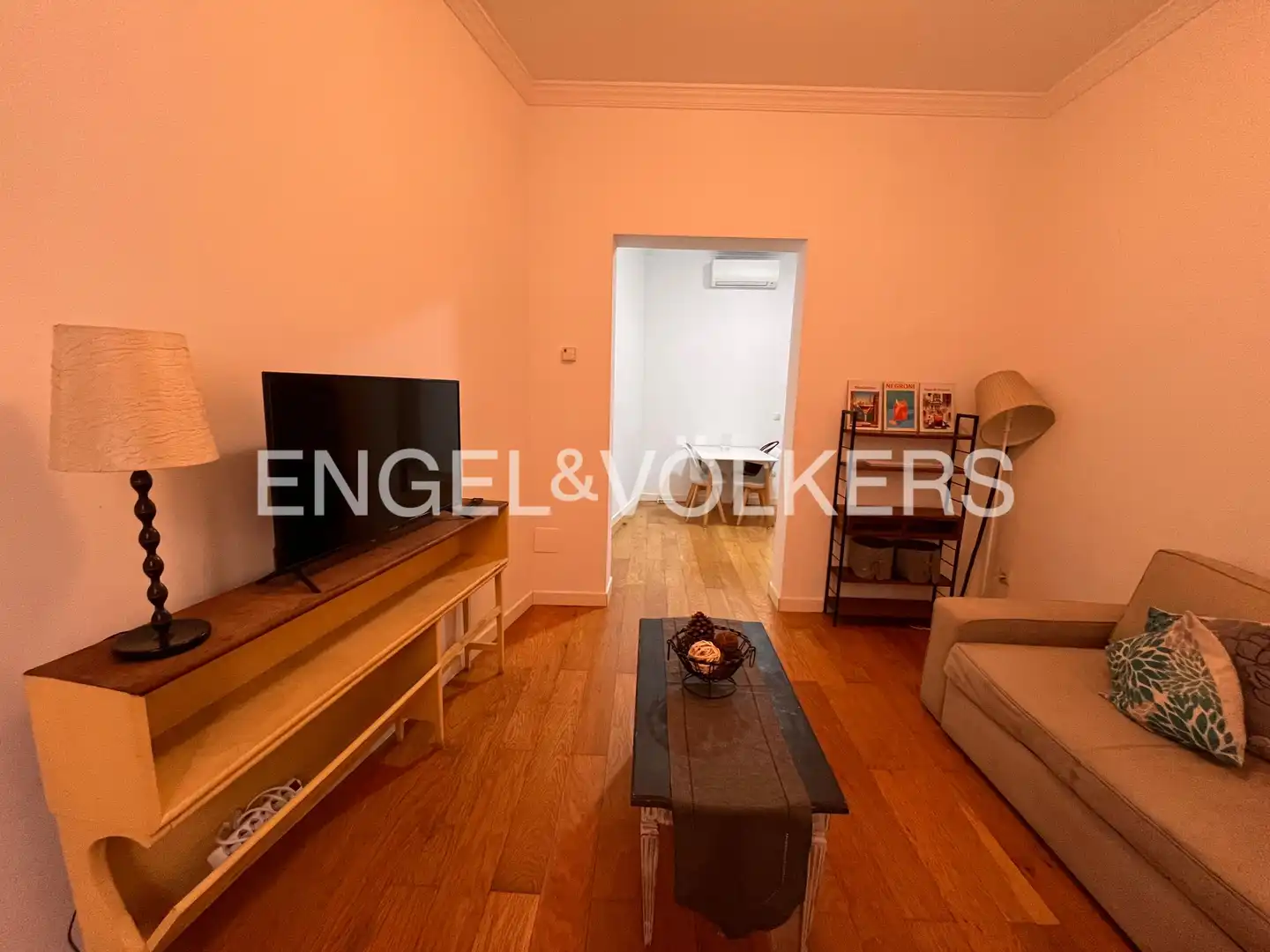 Living room of Flat for rent in Madrid  with Air Conditioner, Heating and Parquet flooring