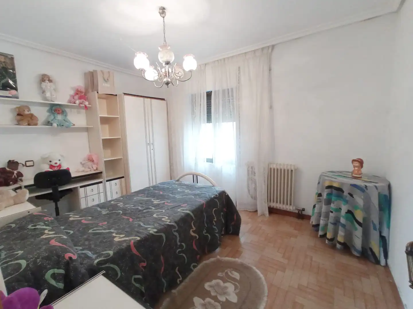 Dormitori de Casa adosada en venda en Burgos amb Jardí privat