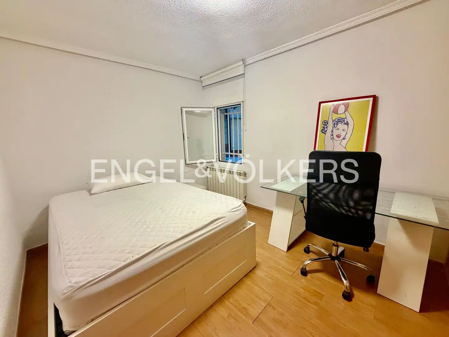 Schlafzimmer von Wohnung zur Miete in Madrid mit Heizung, Parkett und Möbliert