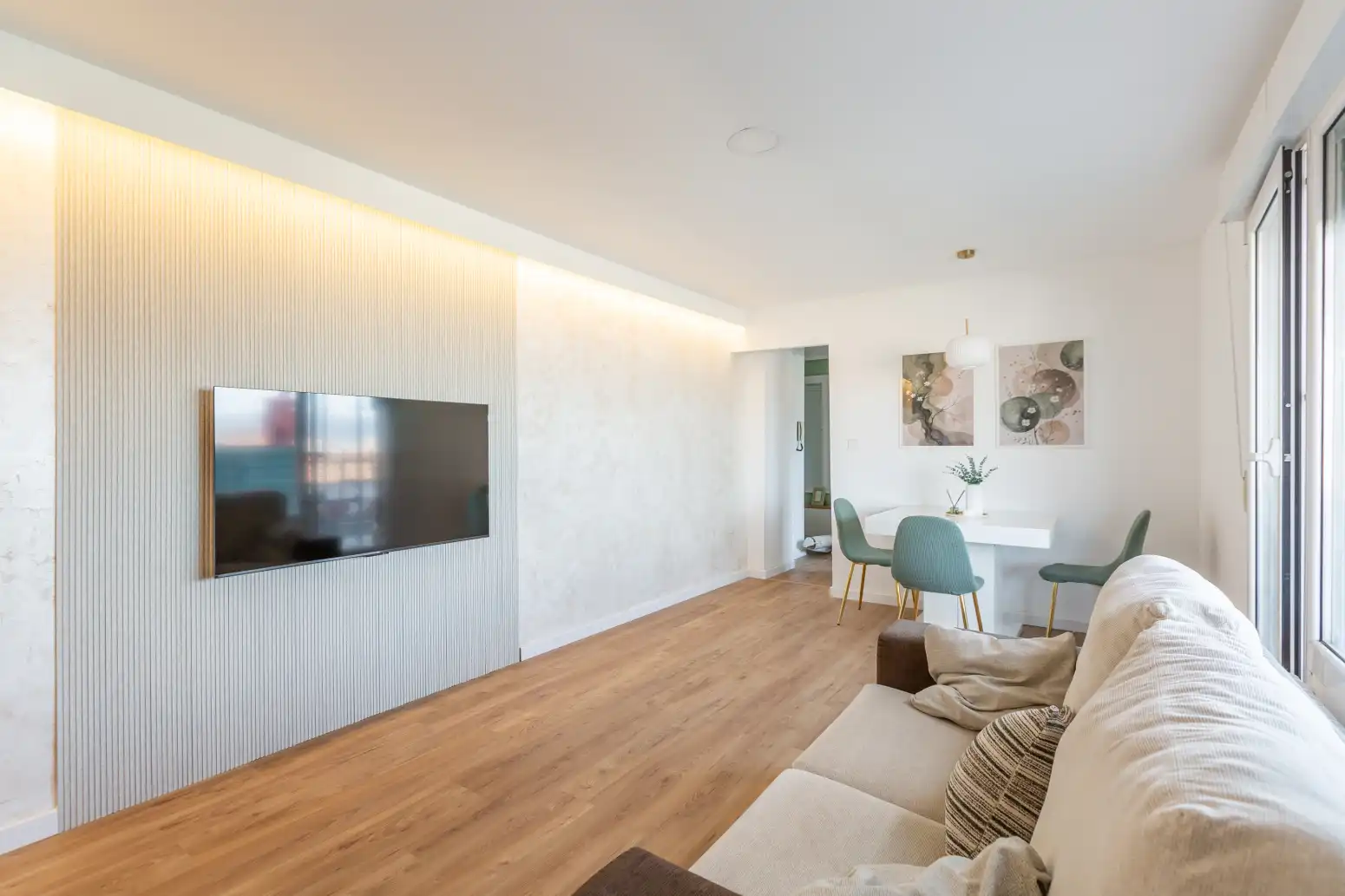 Wohnzimmer von Dachboden zur Miete in  Pamplona / Iruña mit Möbliert