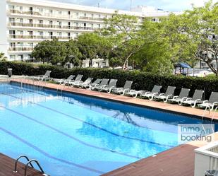 Piscina de Apartament de lloguer en Salou amb Aire condicionat