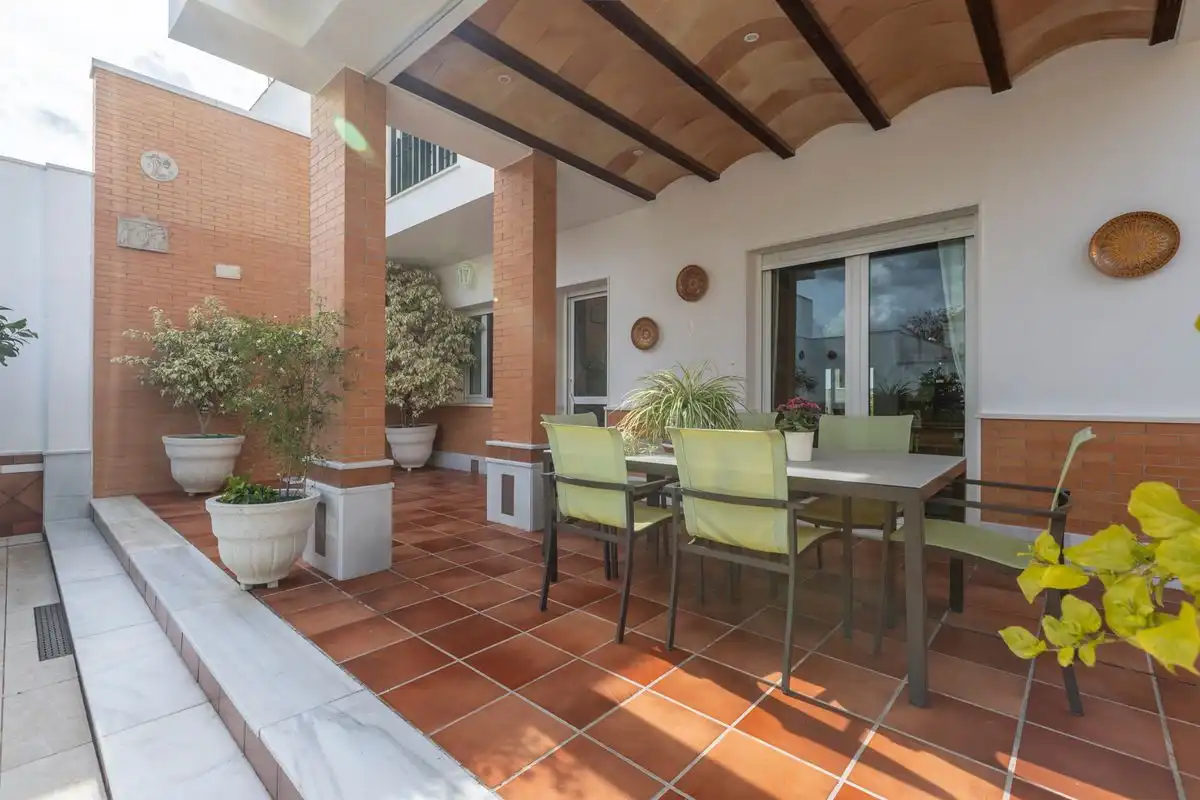 Terrassa de Casa adosada en venda en Santiponce amb Aire condicionat, Calefacció i Jardí privat