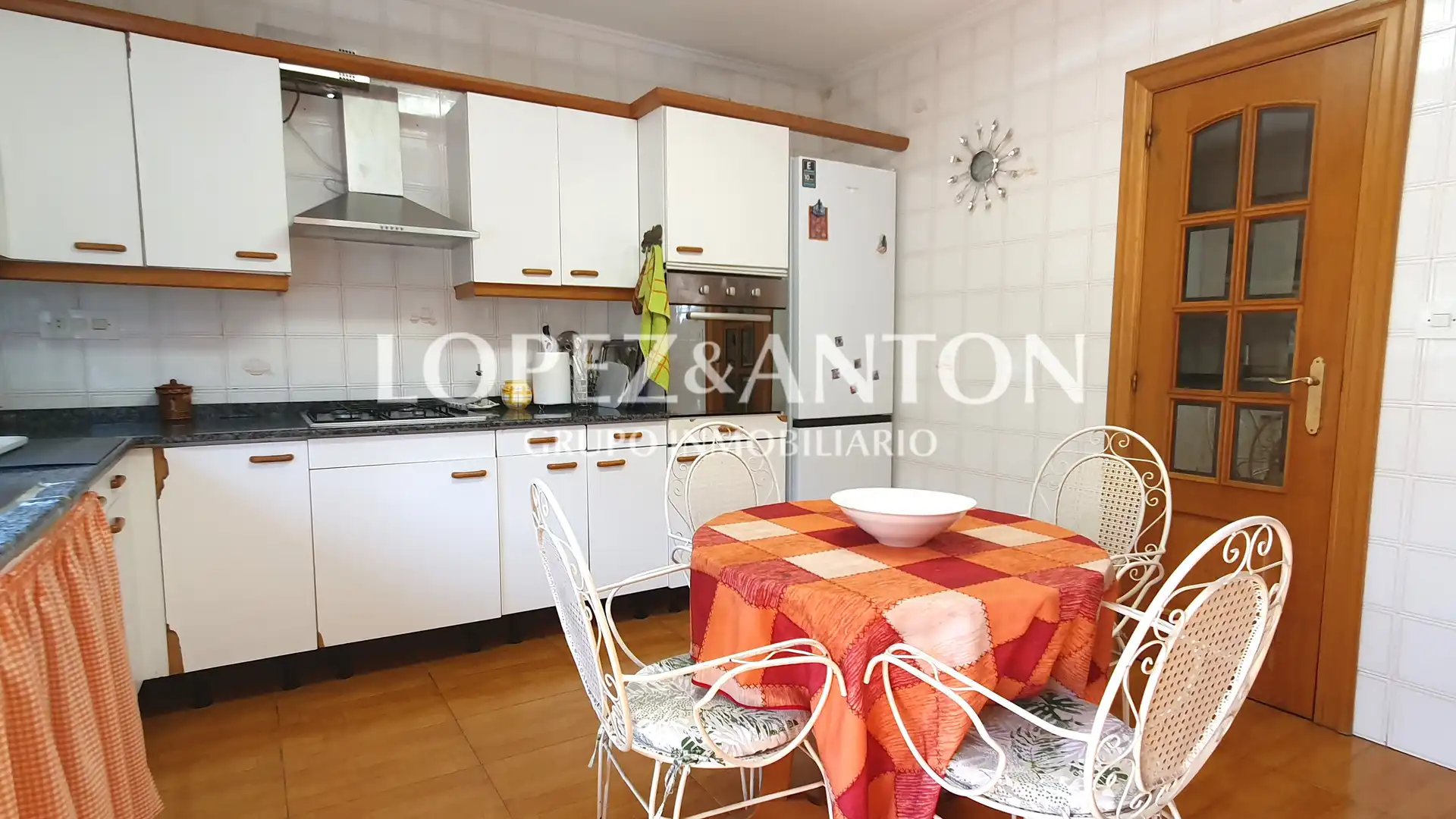 Kitchen of Houses for sale in L'Eliana  with Air Conditioner, Private garden and Terrace