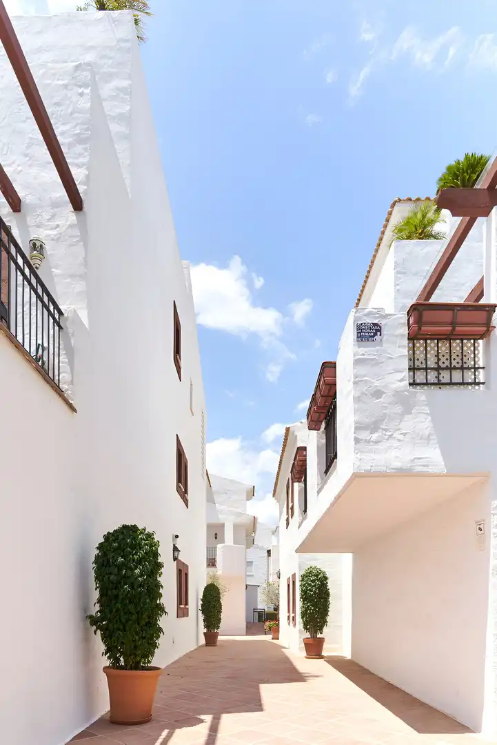 Vista exterior de Planta baixa en venda en Marbella amb Aire condicionat, Terrassa i Traster