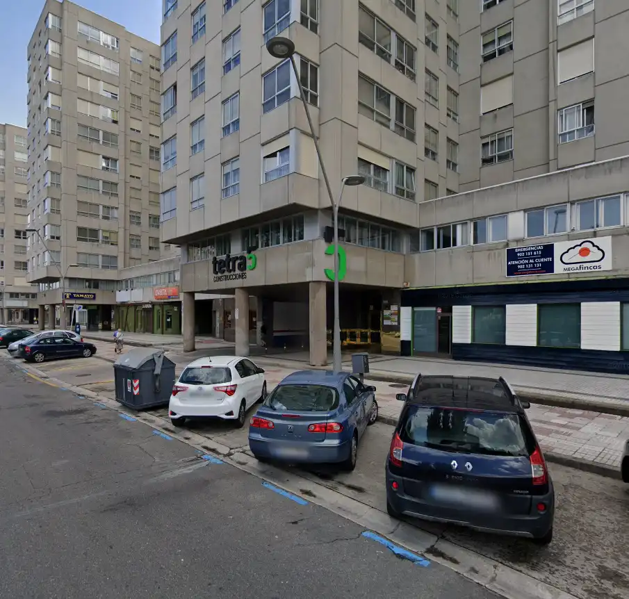 Oficina amb ascensor en venda a Avenida Reyes Católicos