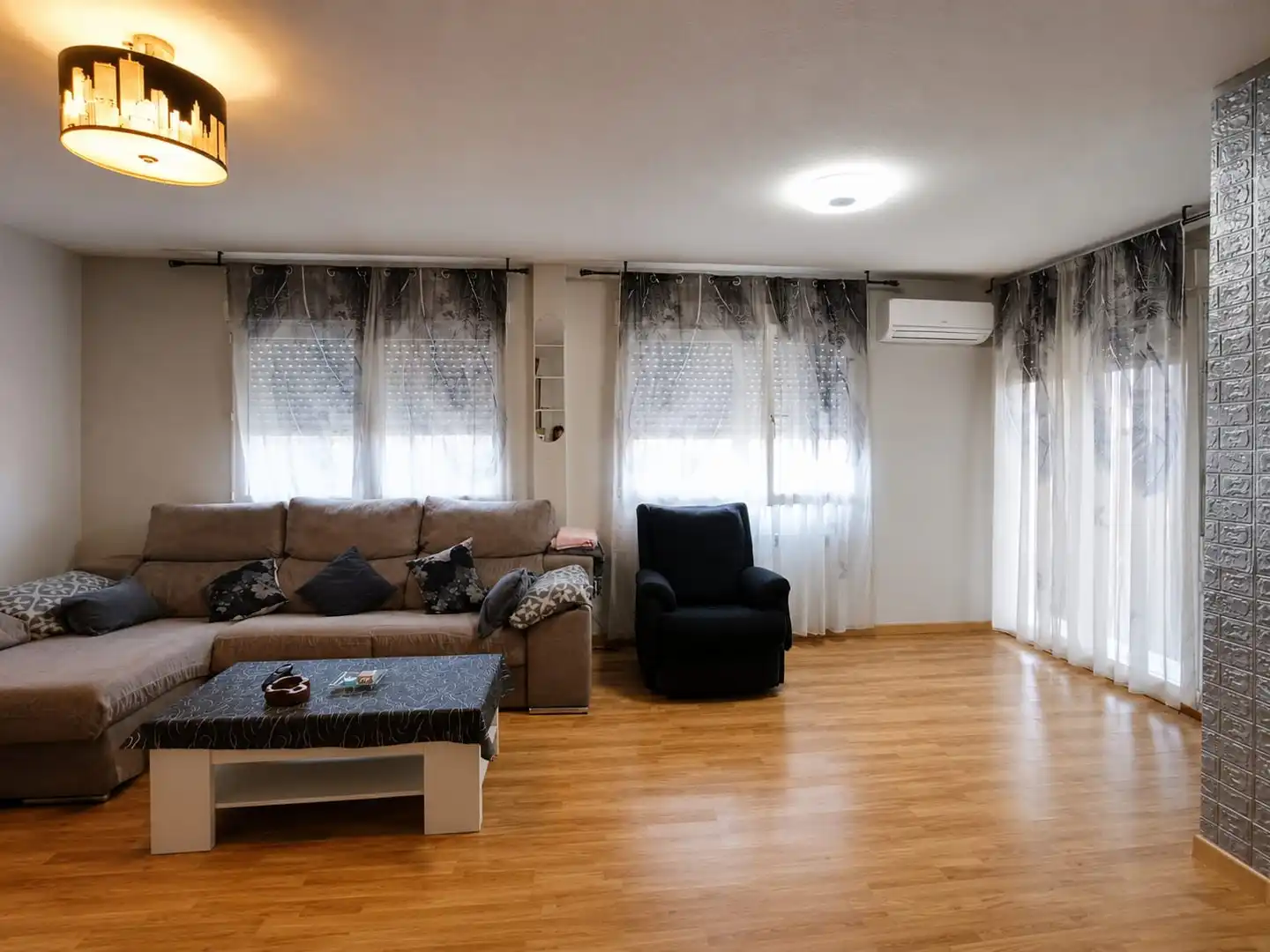 Sala d'estar de Casa adosada en venda en Illescas amb Aire condicionat, Calefacció i Jardí privat