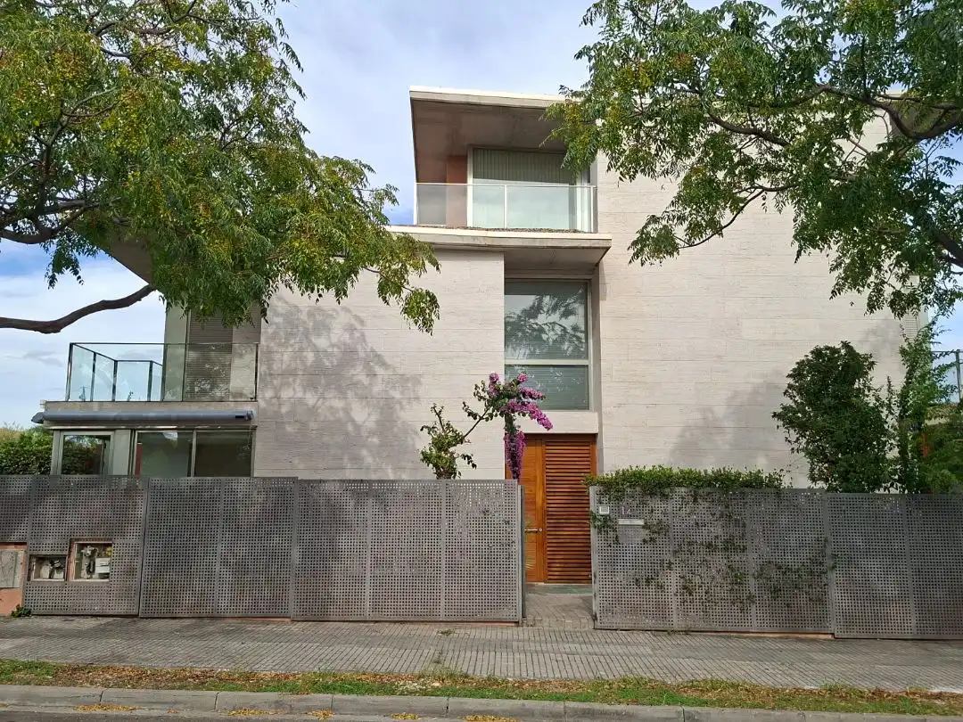Casa aparellada amb piscina en venda a Av Mas Clariana 78