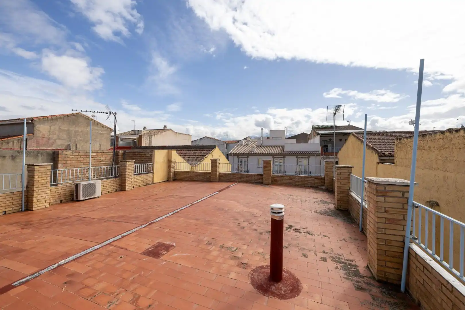 Vista exterior de Casa o xalet en venda en Armilla amb Aire condicionat, Traster i Balcó