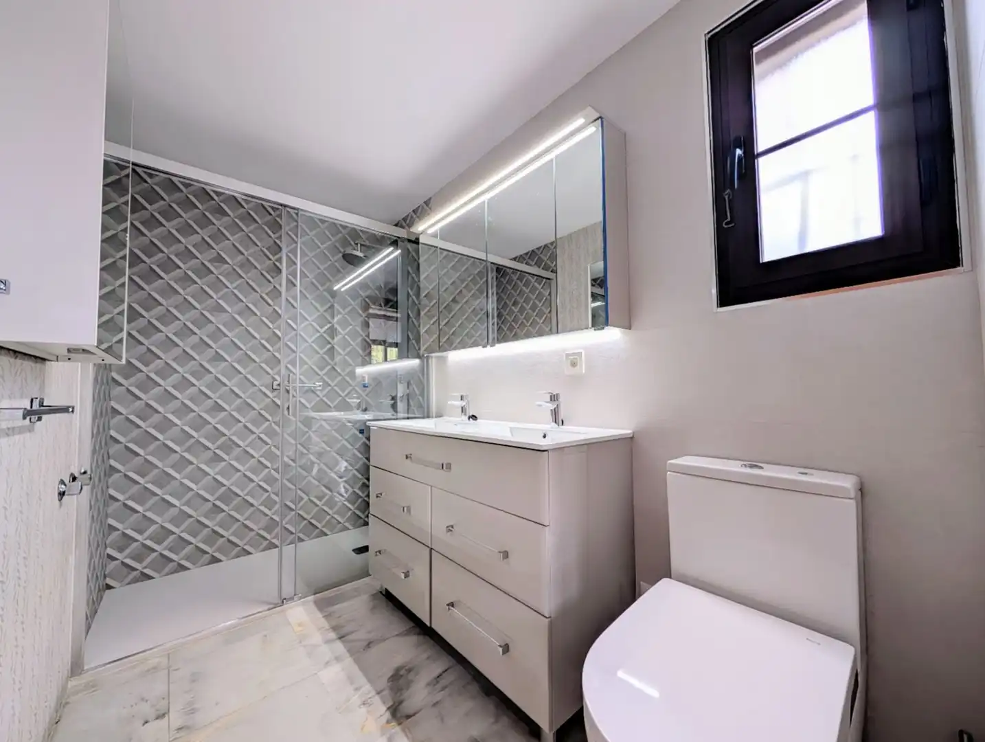 Baño de Casa adosada en venta en Marbella con Aire acondicionado y Piscina comunitaria