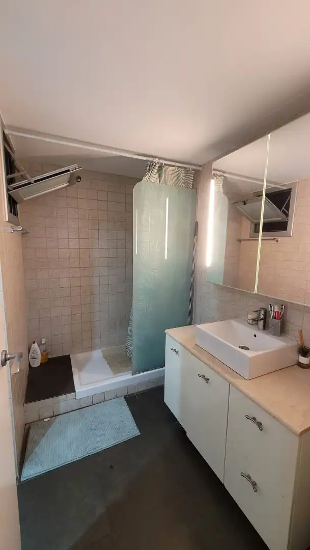 Badezimmer von Wohnung zum Verkauf in Barcelona mit Klimaanlage und Ofen
