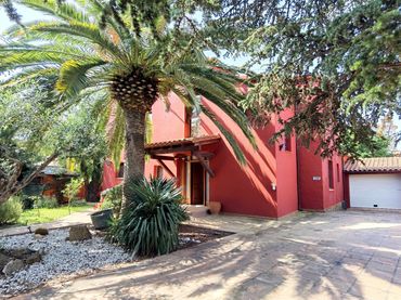 Casa amb balcó en venda a Carrer Carmençó 100