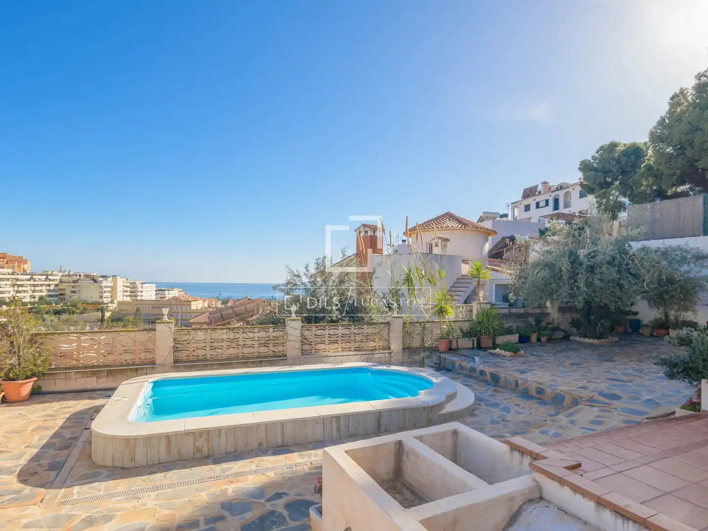 Vista exterior de Casa o xalet en venda en Rincón de la Victoria amb Aire condicionat, Jardí privat i Terrassa