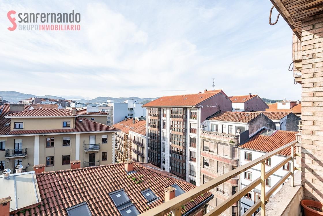 Vista exterior de Pis en venda en Torrelavega  amb Calefacció i Balcó
