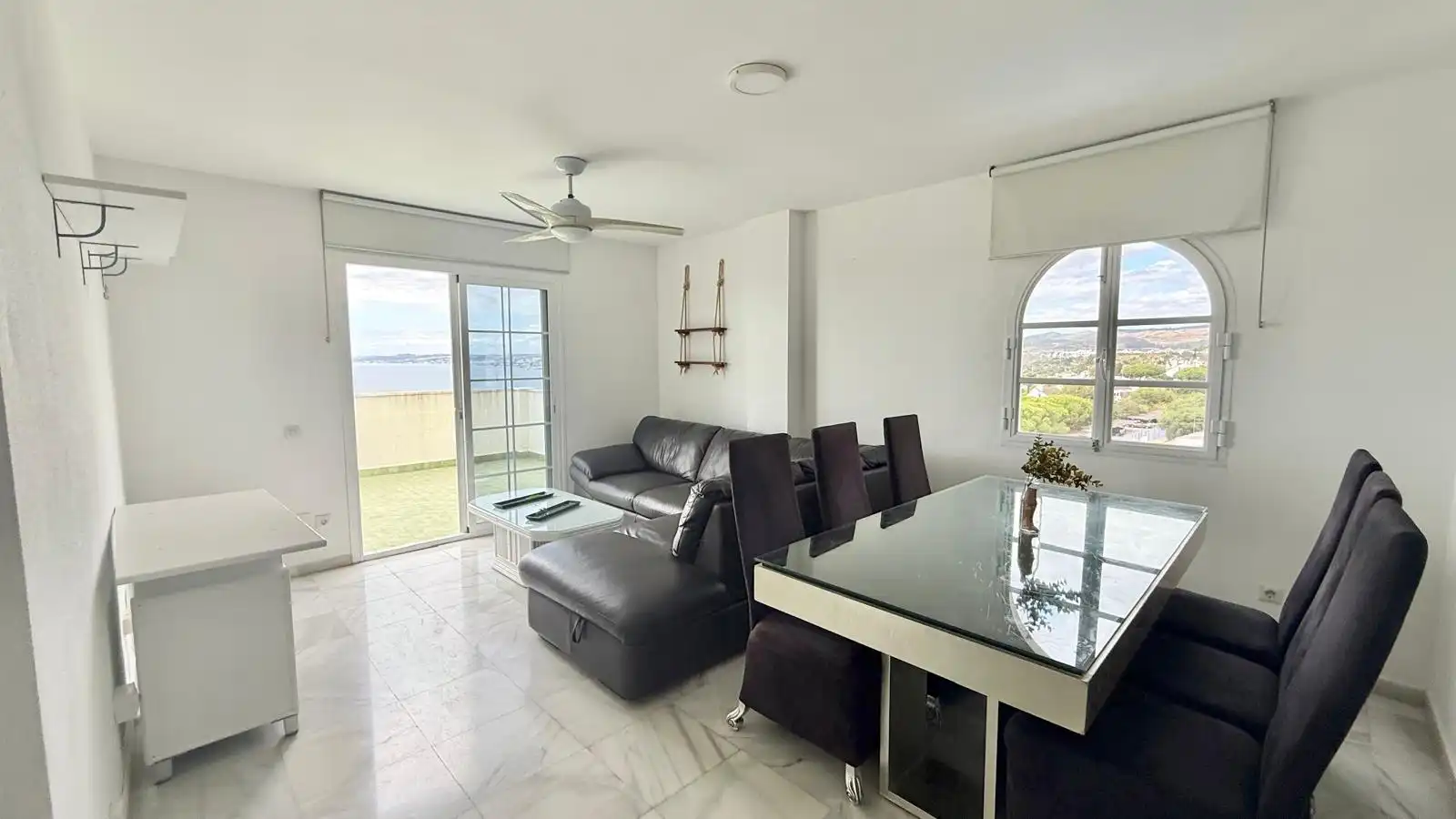 Living room of Flat for sale in Estepona  with Terrace, Furnished and Oven