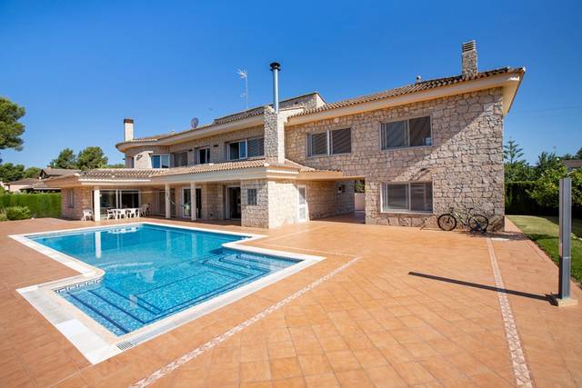 Casa-chalet en Venta en Serra