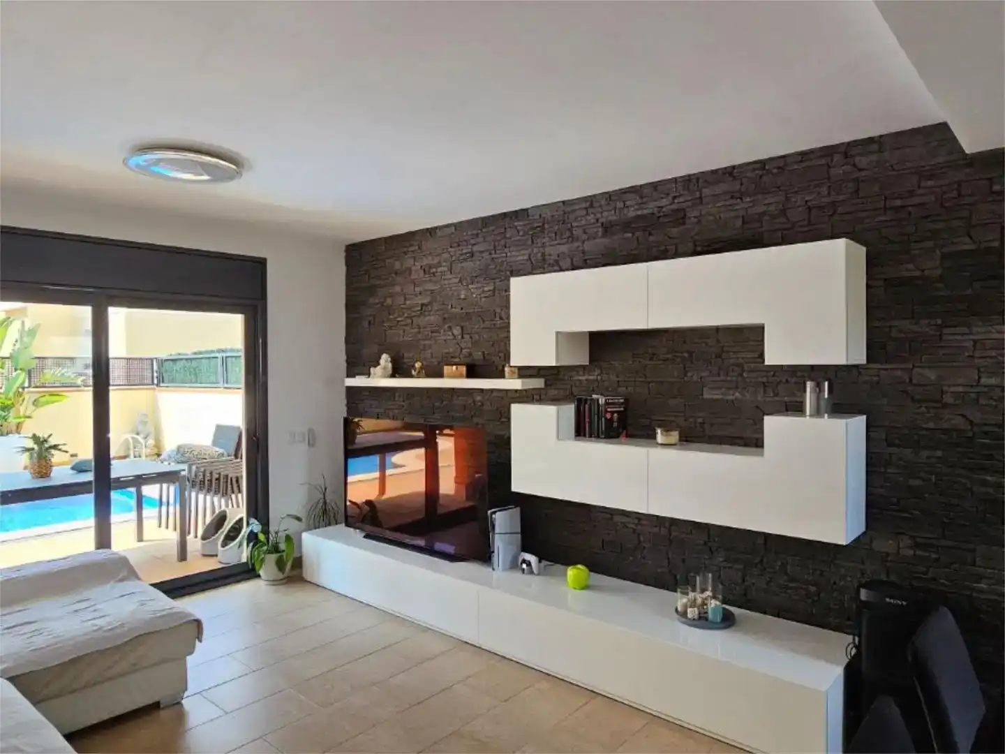 Sala d'estar de Casa o xalet en venda en Empuriabrava amb Piscina i Balcó