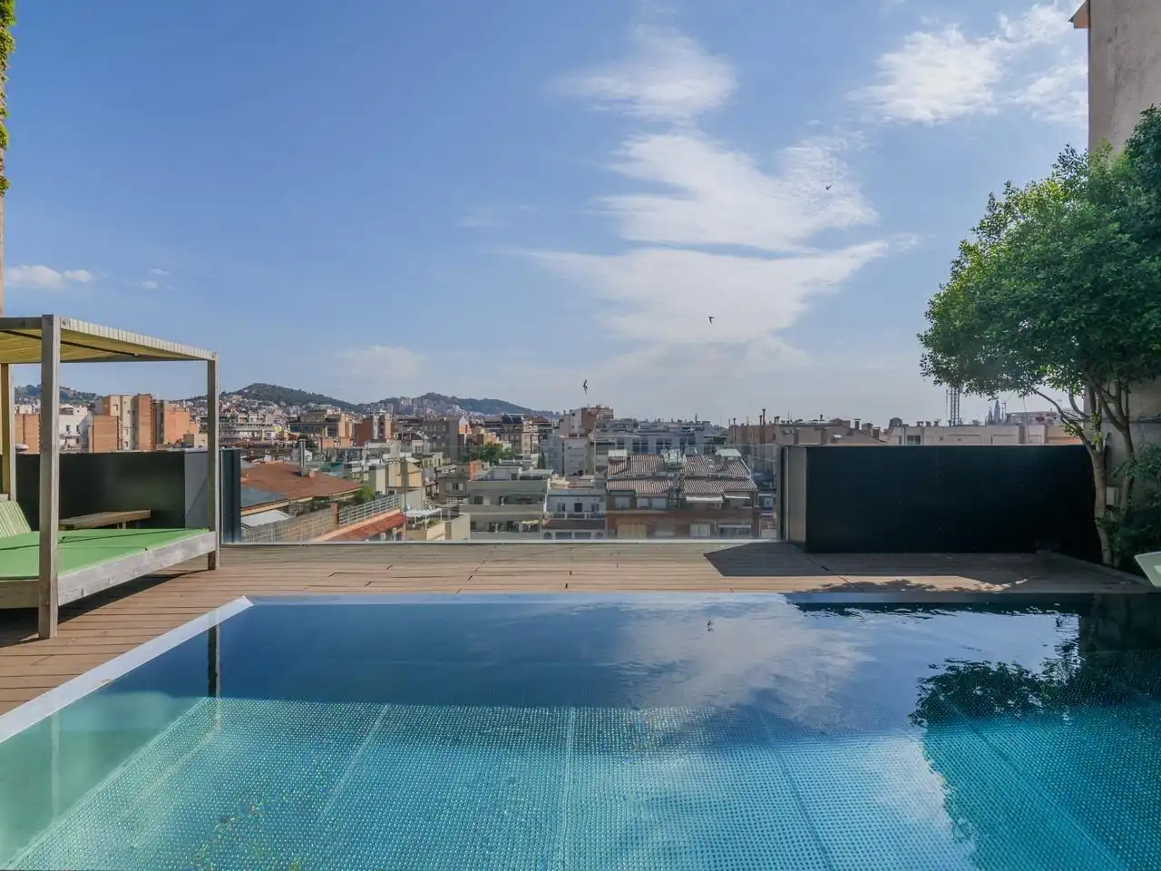 Schwimmbecken von Wohnung zum Verkauf in Barcelona mit Klimaanlage, Heizung und Privatgarten