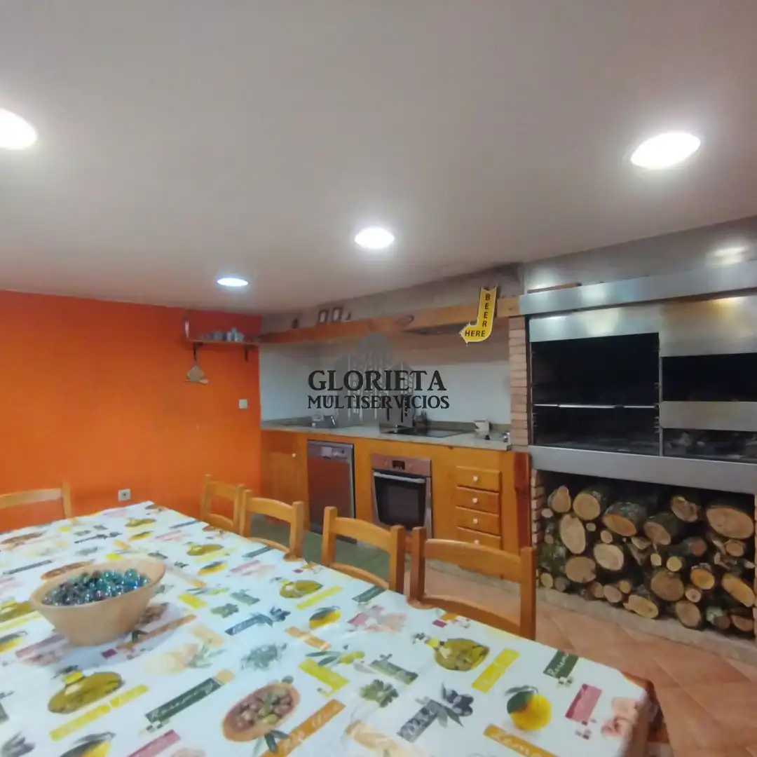 Cuina de Casa o xalet en venda en Vigo  amb Calefacció, Terrassa i Traster