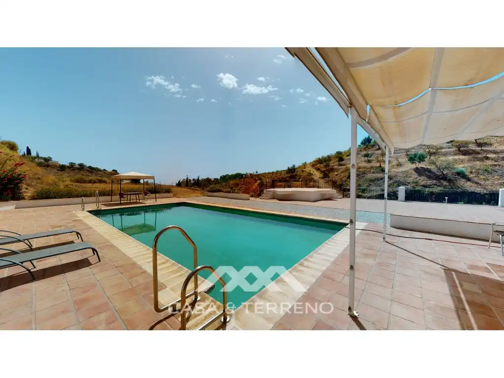 Piscina de Local en venta en Macharaviaya con Aire acondicionado