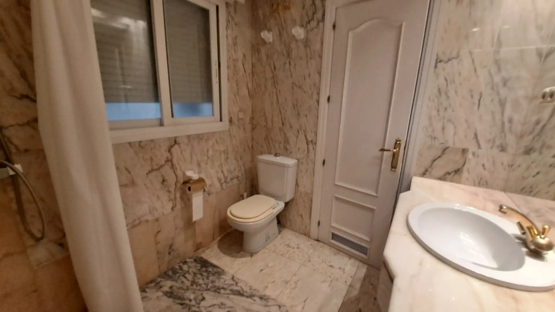 Badezimmer von Wohnung zur Miete in Marbella mit Klimaanlage, Heizung und Terrasse