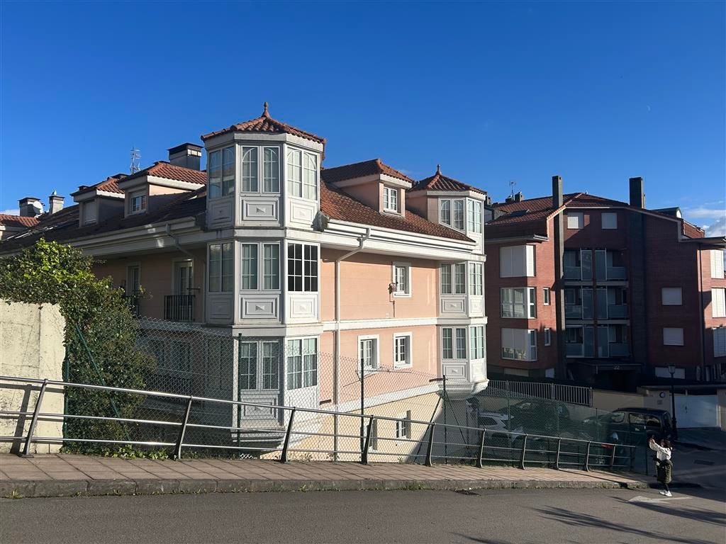 Vista exterior de Dúplex en venta en San Vicente de la Barquera con Calefacción, Parquet y Amueblado