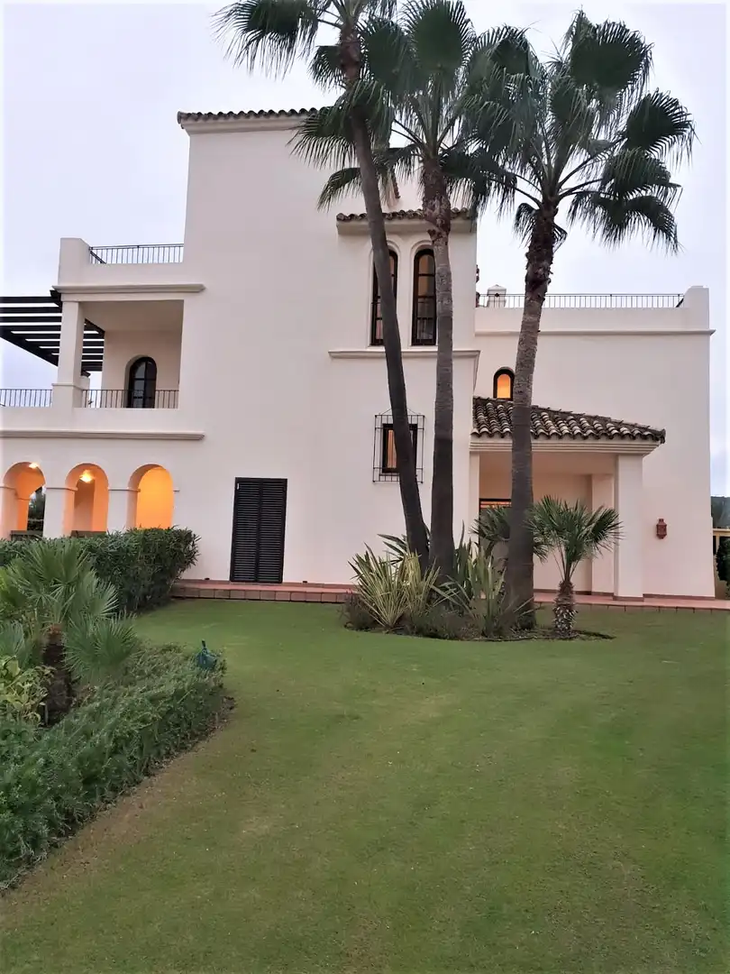 Vista exterior de Casa adosada de lloguer en Sotogrande amb Aire condicionat, Jardí privat i Piscina