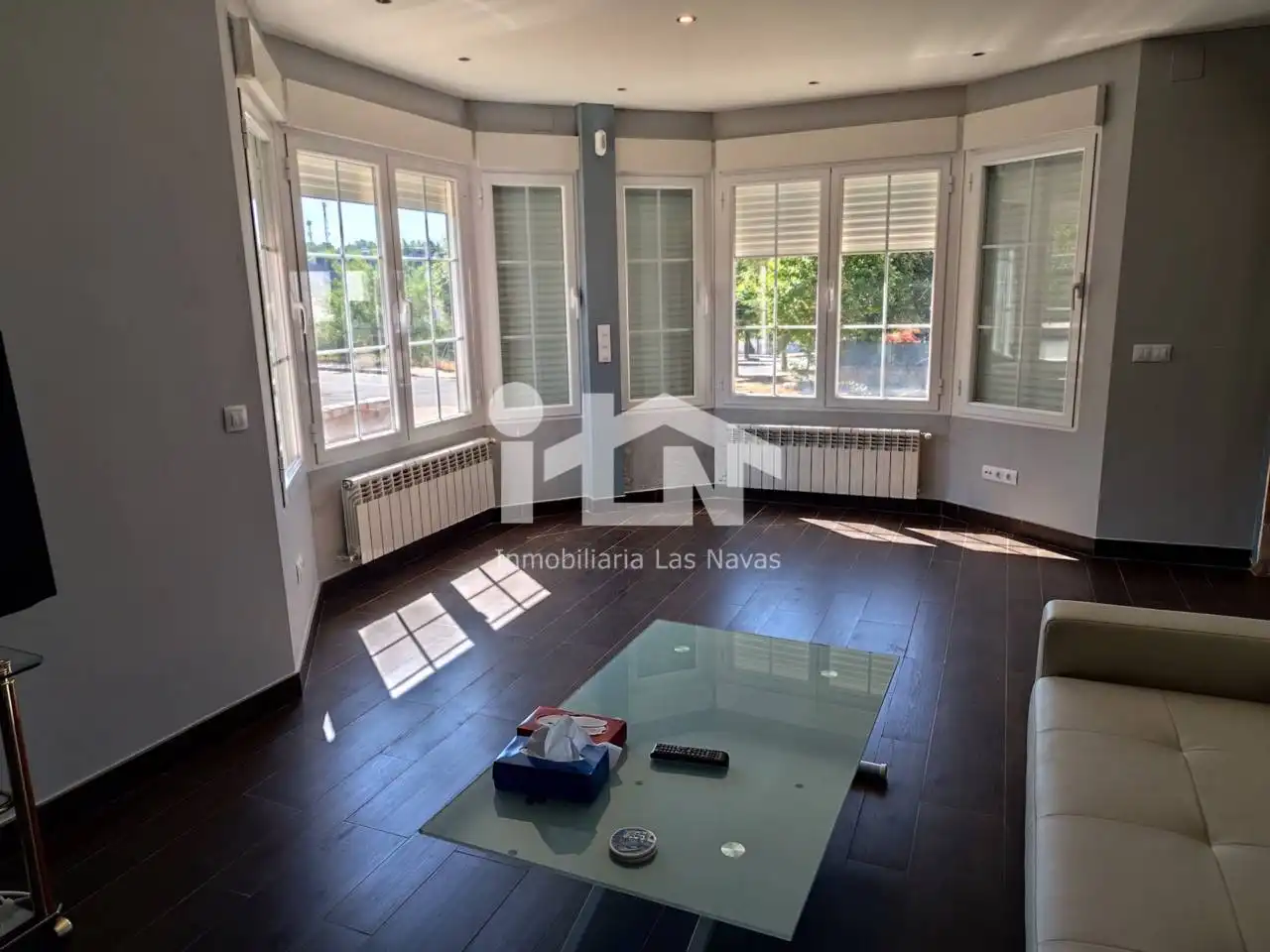 Sala d'estar de Casa o xalet en venda en Las Navas del Marqués  amb Calefacció, Jardí privat i Terrassa