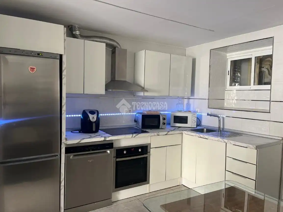 Casa aparellada en venda a Pinos Puente, imagen 2