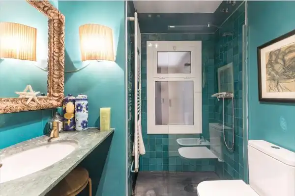 Badezimmer von Erdgeschoss zum Verkauf in Barcelona mit Klimaanlage, Heizung und Parkett