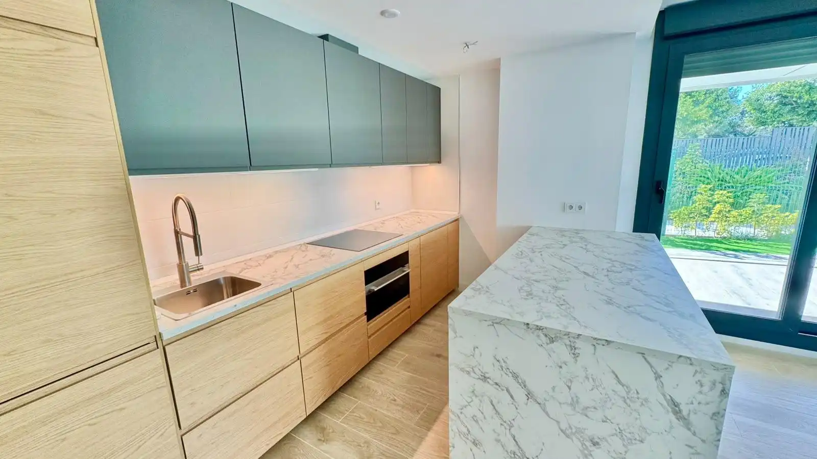 Cocina de Apartamento de alquiler en Torremolinos con Aire acondicionado, Calefacción y Jardín privado