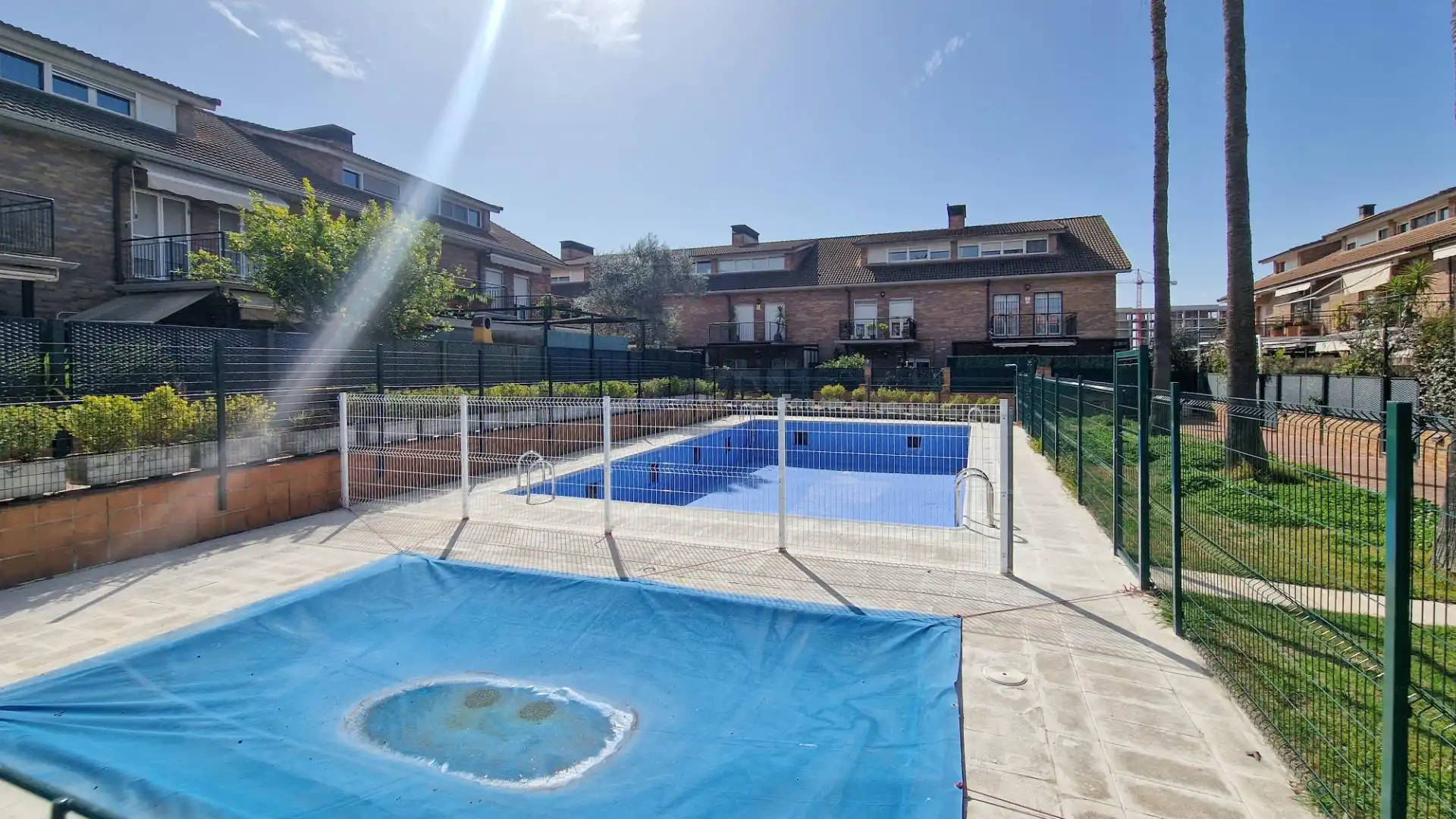 Schwimmbecken von Einfamilien-Reihenhaus zum Verkauf in Badajoz mit Klimaanlage, Privatgarten und Terrasse