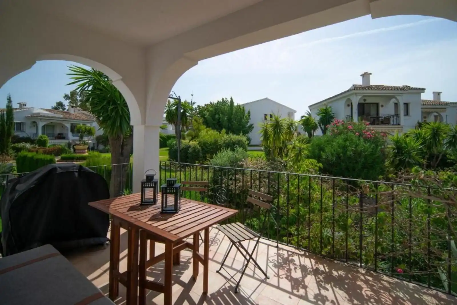Jardí de Pis en venda en Benahavís amb Aire condicionat, Terrassa i Moblat
