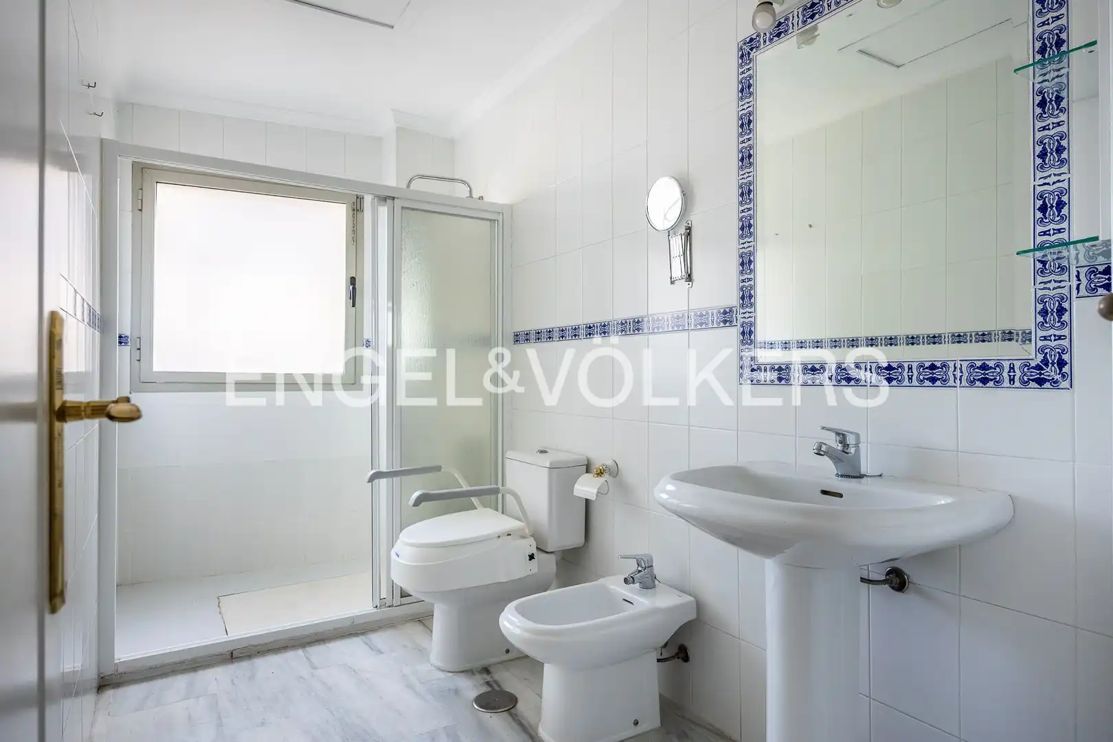 Bathroom of Flat for sale in Sevilla  with Air Conditioner, Heating and Terrace