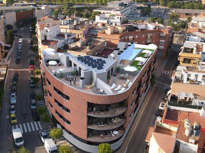 Vista exterior de Pis en venda en Mataró amb Aire condicionat, Terrassa i Piscina