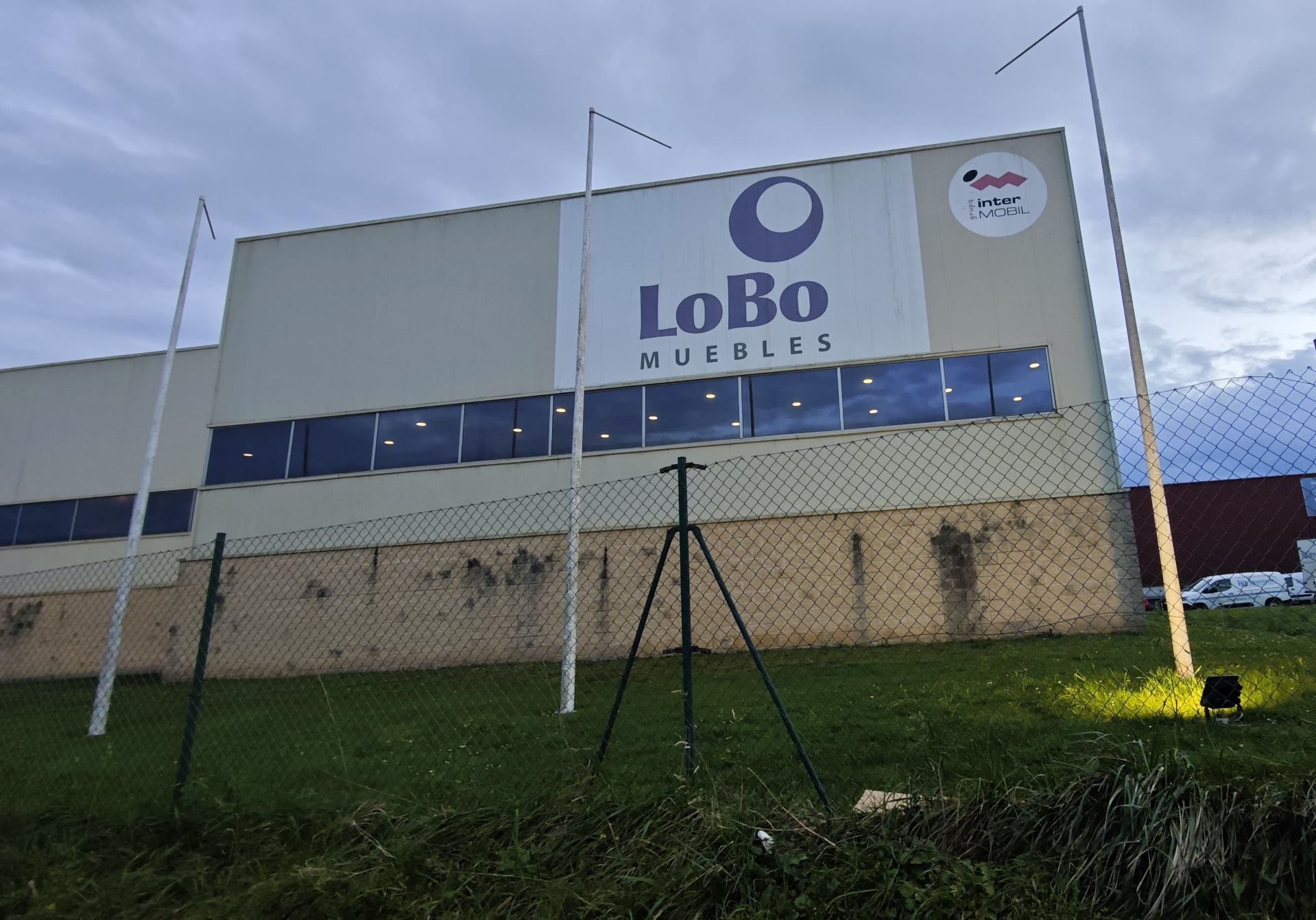 Vista exterior de Nave industrial en venta en Llanes