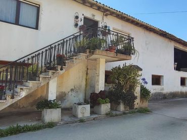 Casa amb balcó en venda a San Felices de Buelna