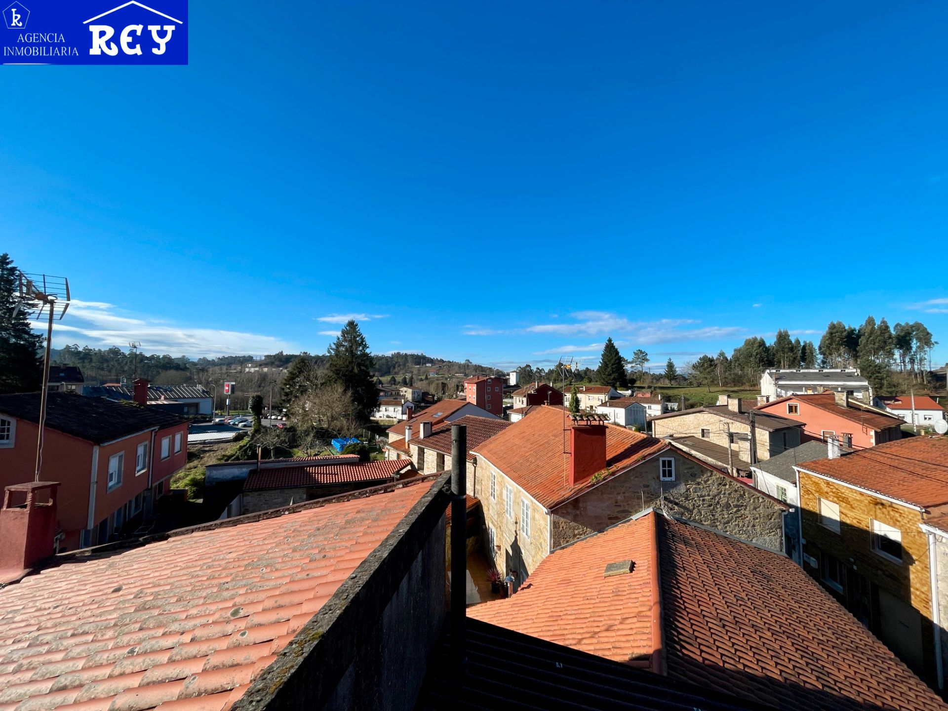 Vista exterior de Casa o xalet en venda en Santiago de Compostela  amb Traster i Moblat