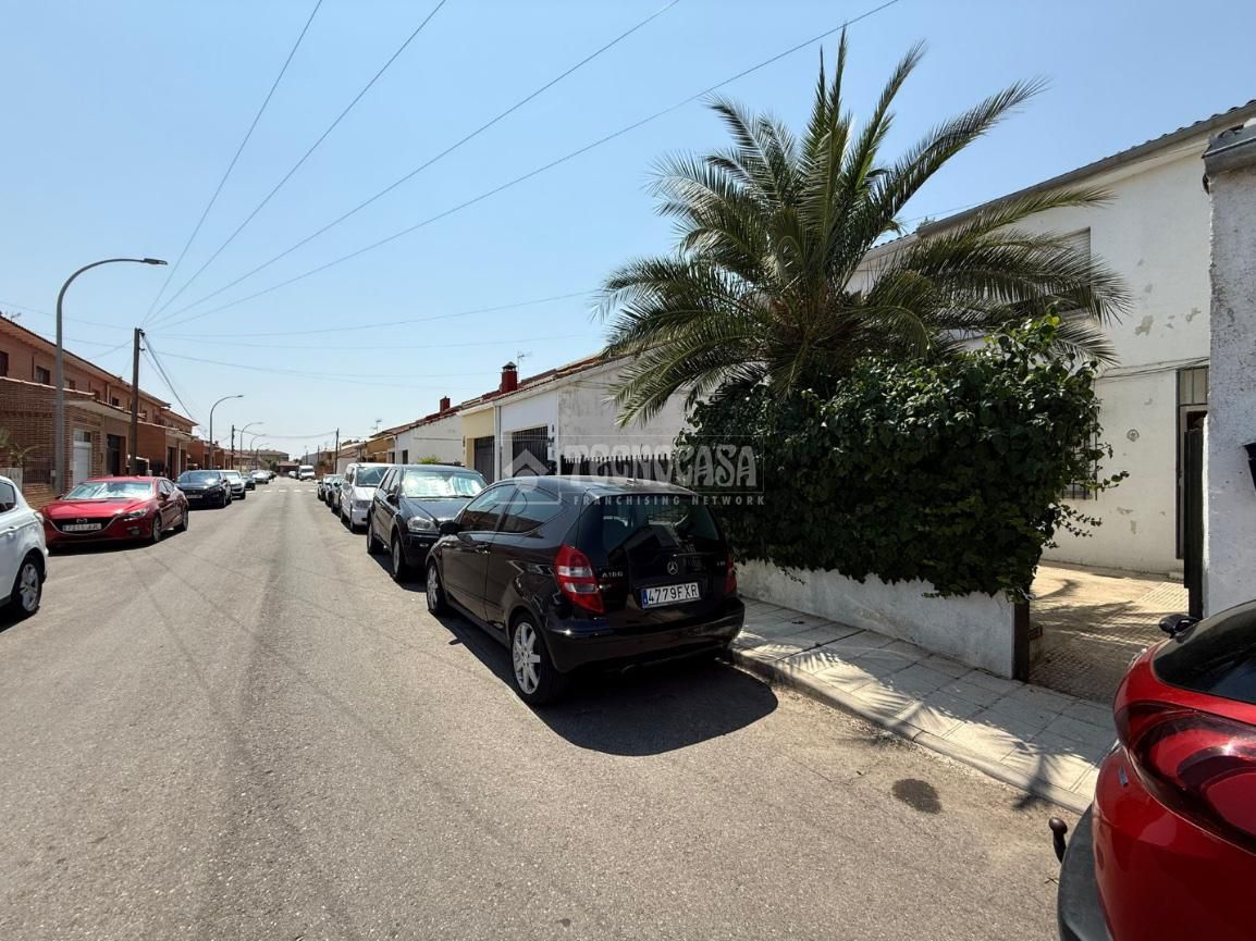 Vista exterior de Casa adosada en venda en Fuensalida amb Calefacció