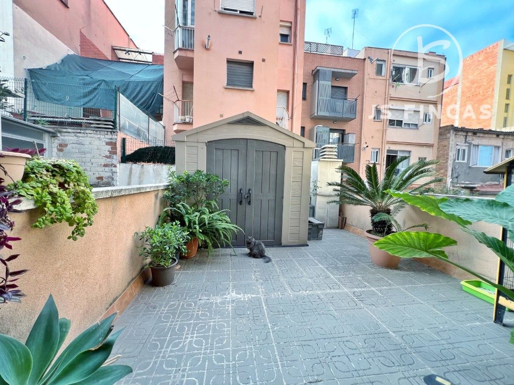 Exterior view of Duplex for sale in L'Hospitalet de Llobregat  with Air Conditioner, Terrace and Furnished