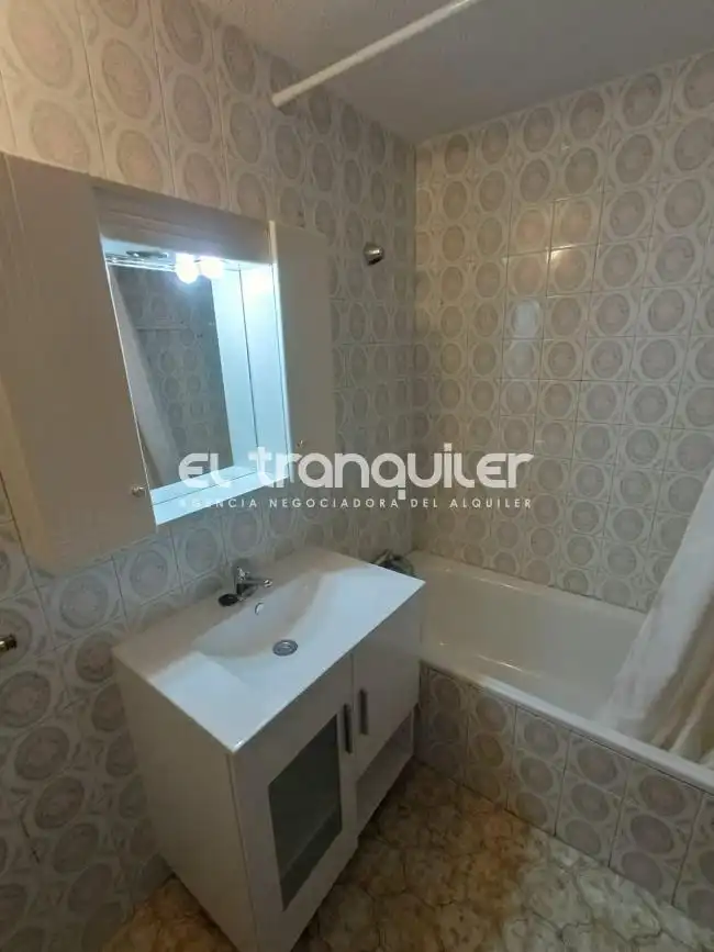 Bedroom of Flat for rent in Madrid  with Air Conditioner, Parquet flooring and Washing machine