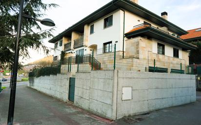 Vista exterior de Casa o xalet en venda en Castro-Urdiales amb Terrassa i Balcó