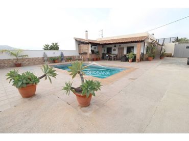 Landhaus mit Pool zum Verkauf in Poligono 29