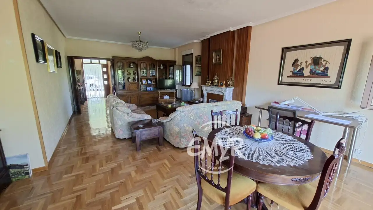 Sala d'estar de Casa o xalet en venda en Zamora Capital  amb Calefacció, Jardí privat i Parquet