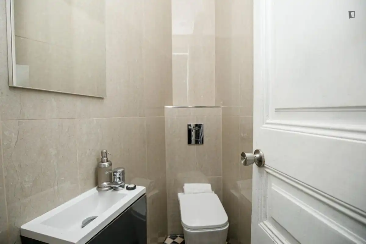 Bany de Apartament de lloguer en Barcelona amb Aire condicionat, Calefacció i Moblat